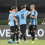 Jugadores de Uruguay celebran un gol este viernes, durante un partido de las eliminatorias sudamericanas al Mundial de Fútbol 2026. EFE/ Gastón Britos