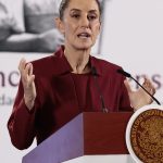 La presidenta de México Claudia Sheinbaum, participa este miércoles durante una rueda de prensa en Palacio Nacional de la Ciudad de México (México). EFE/José Méndez