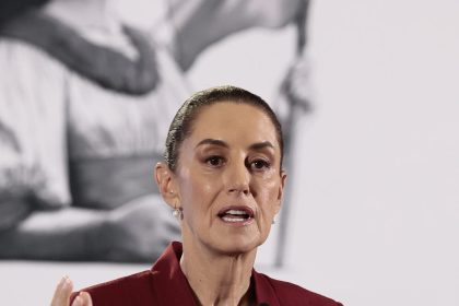 La presidenta de México Claudia Sheinbaum, participa este miércoles durante una rueda de prensa en Palacio Nacional de la Ciudad de México (México). EFE/José Méndez