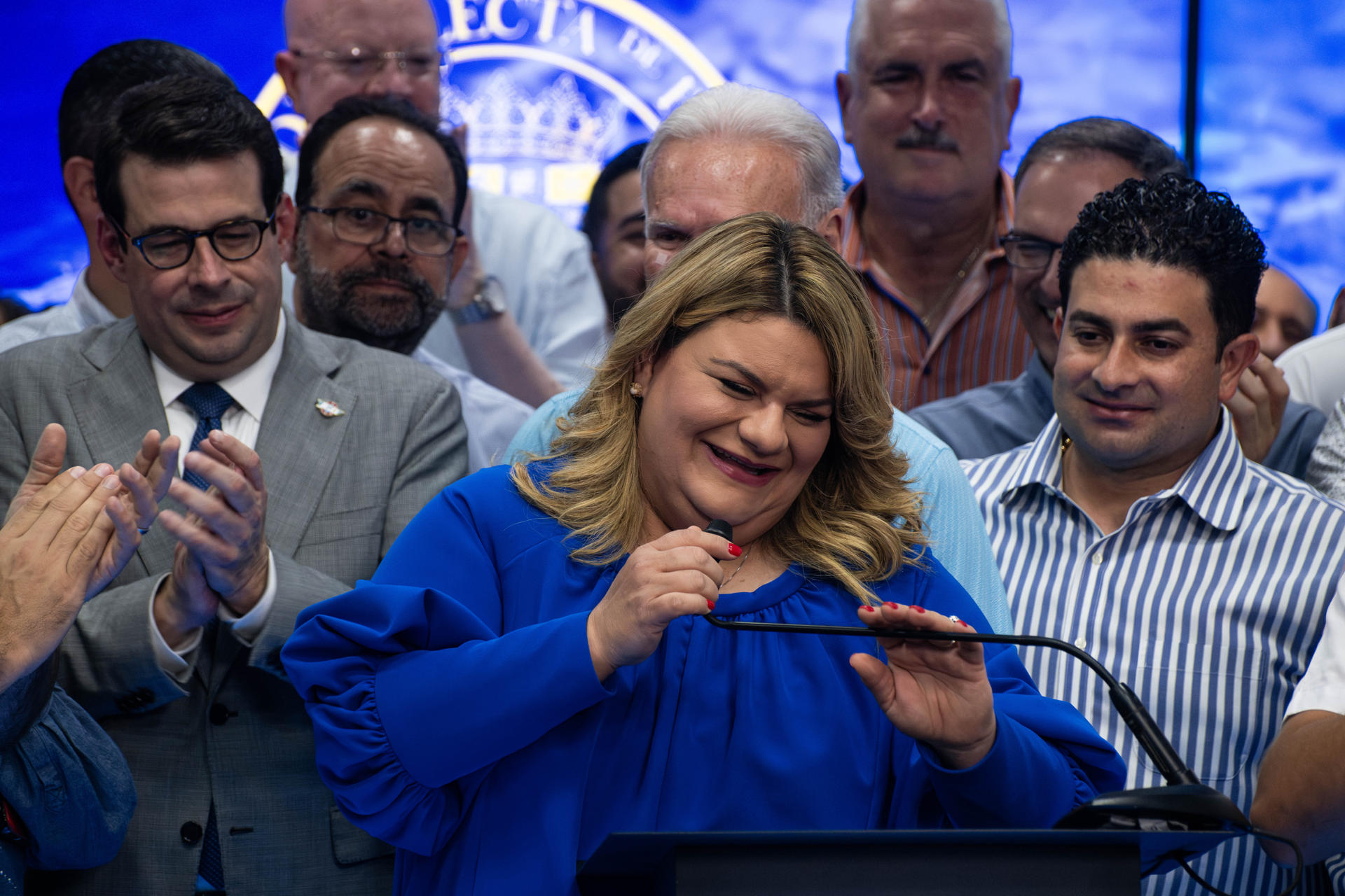 Jenniffer González (c), del Partido Nuevo Progresista, ofrece declaraciones en compañía de su esposo José Jovín Vargas (d) este martes en San Juan (Puerto Rico). EFE/ Enid M. Salgado Mercado
