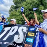 Fotografía de archivo del 15 de septiembre de 2024 de inmigrantes centroamericanos manifestándose para pedir un permiso de Estatus de Protección Temporal (TPS), en Washington (EE.UU.). EFE/ Alejandra Arredondo