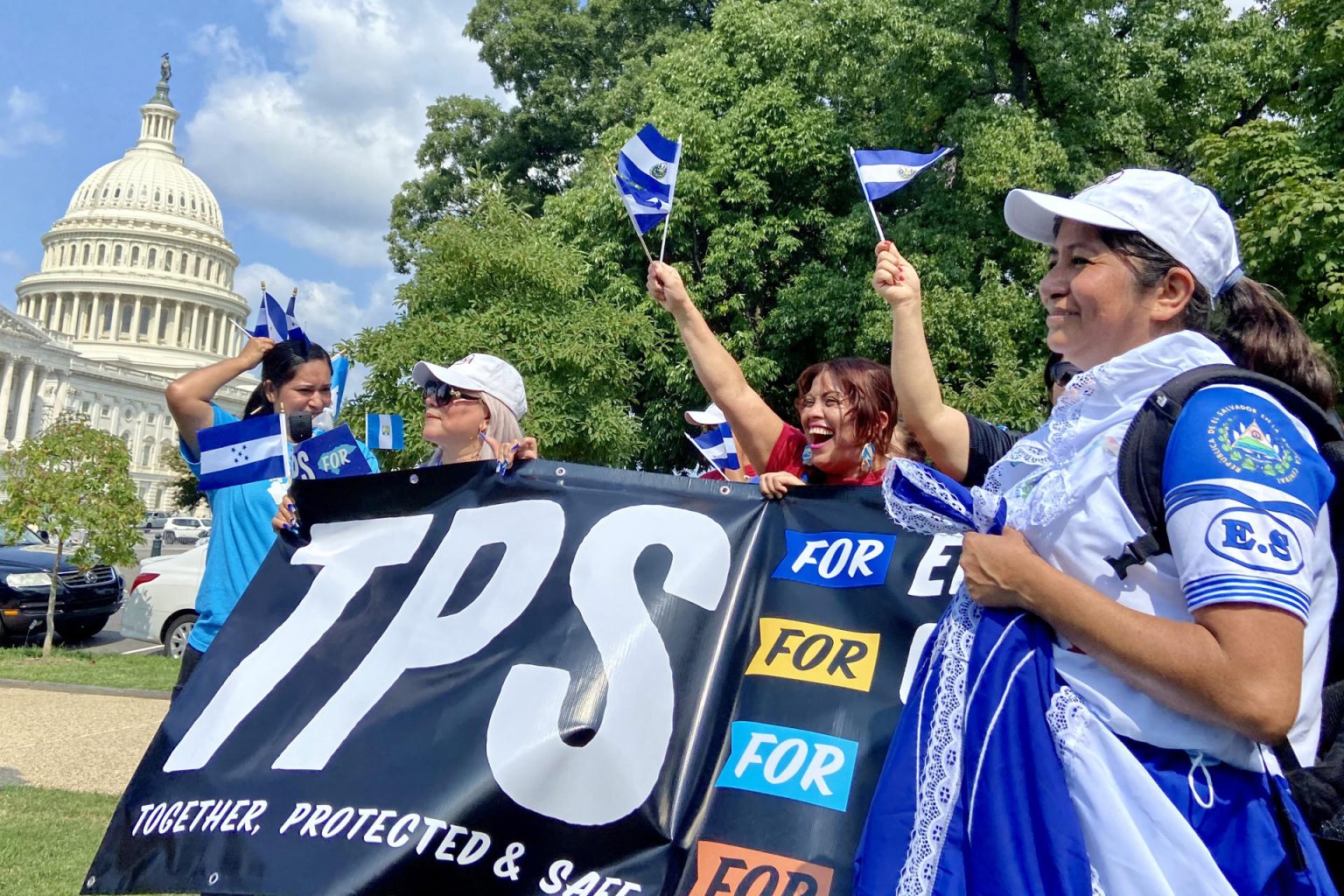 Fotografía de archivo del 15 de septiembre de 2024 de inmigrantes centroamericanos manifestándose para pedir un permiso de Estatus de Protección Temporal (TPS), en Washington (EE.UU.). EFE/ Alejandra Arredondo