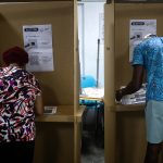 Dos personas marcan sus papeletas electorales este martes en un centro de votación en Carolina (Puerto Rico). EFE/Thais Llorca