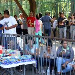 Migrantes hacen fila en estaciones migratorias este lunes, en el municipio de Tapachula en el estado de Chiapas (México). EFE/ Juan Manuel Blanco