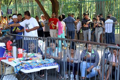 Migrantes hacen fila en estaciones migratorias este lunes, en el municipio de Tapachula en el estado de Chiapas (México). EFE/ Juan Manuel Blanco