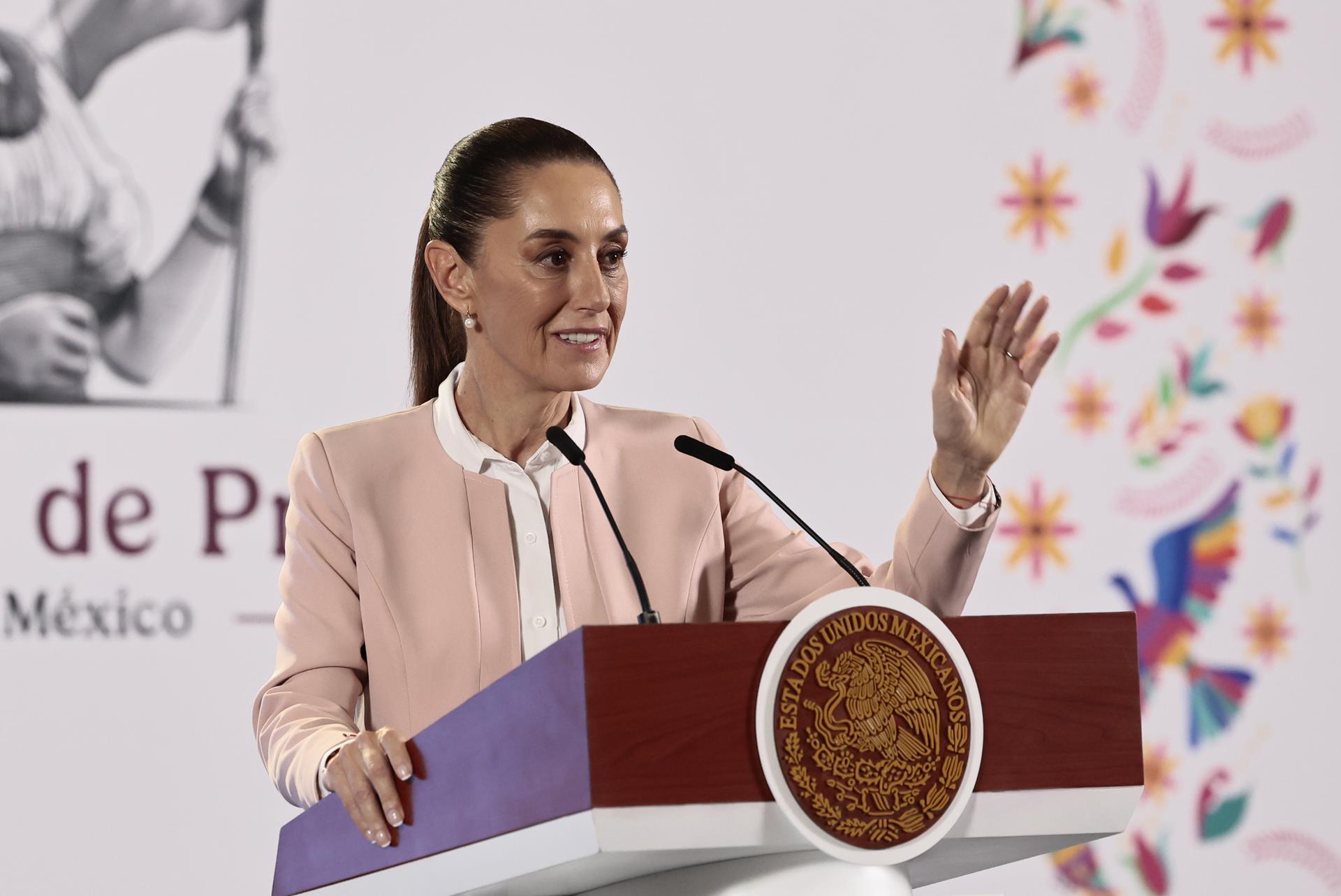 La presidenta de México Claudia Sheinbaum, participa este jueves durante una rueda de prensa en Palacio Nacional de la Ciudad de México (México). EFE/José Méndez
