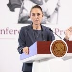 La presidenta de México, Claudia Sheinbaum, habla en una rueda de prensa este martes en Palacio Nacional en la Ciudad de México (México). EFE/José Méndez