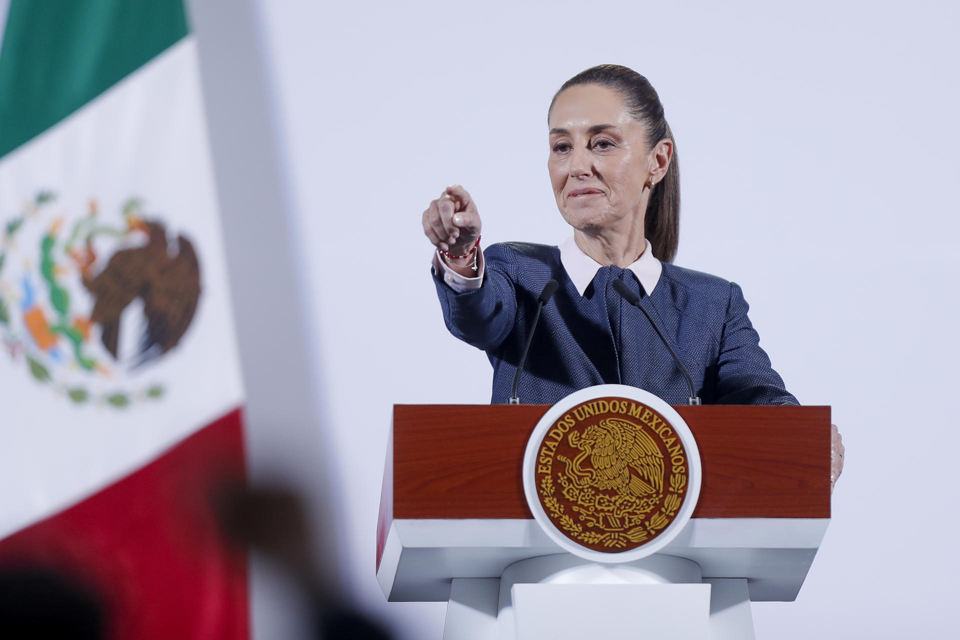 La presidenta de México, Claudia Sheinbaum, participa este martes durante una conferencia de prensa en Palacio Nacional, de la Ciudad de México (México). EFE/ Isaac Esquivel
