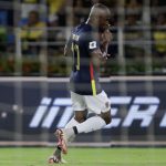 Enner Valencia, delantero de Ecuador, fue registrado este mates, 19 de noviembre, al celebrar un gol que le anotó a Colombia, durante un partido de la fecha 12 de las eliminatorias sudamericanas al Mundial FIFA de 2026, en el estadio Metropolitano de Barranquilla (Colombia). EFE/Ricardo Maldonado