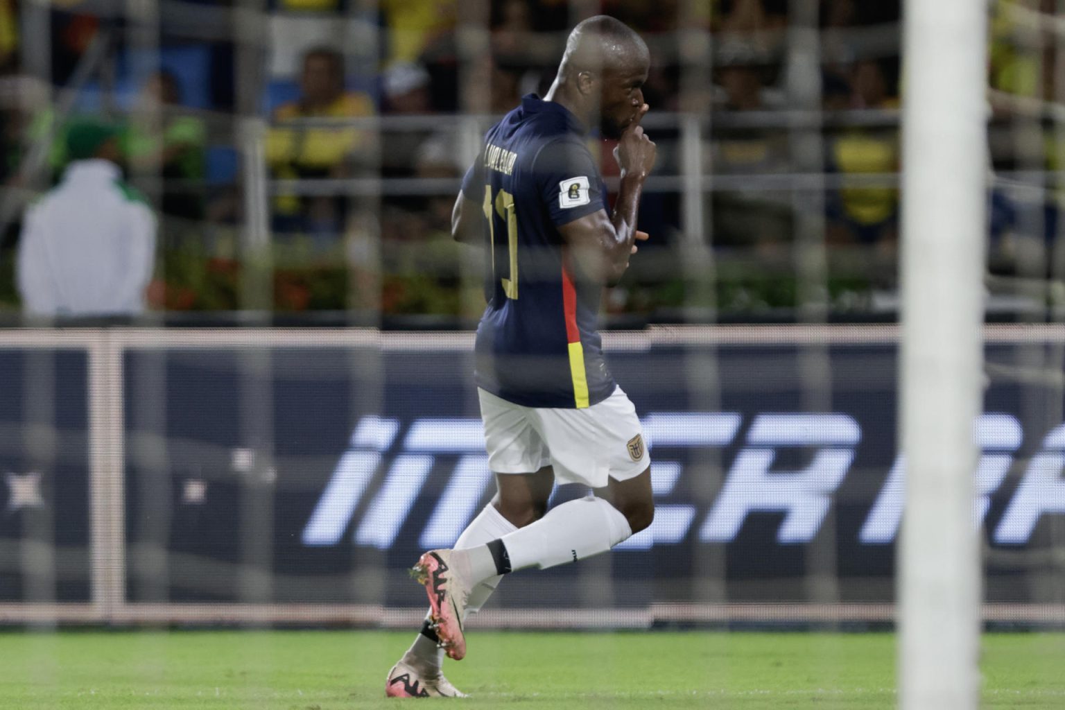 Enner Valencia, delantero de Ecuador, fue registrado este mates, 19 de noviembre, al celebrar un gol que le anotó a Colombia, durante un partido de la fecha 12 de las eliminatorias sudamericanas al Mundial FIFA de 2026, en el estadio Metropolitano de Barranquilla (Colombia). EFE/Ricardo Maldonado