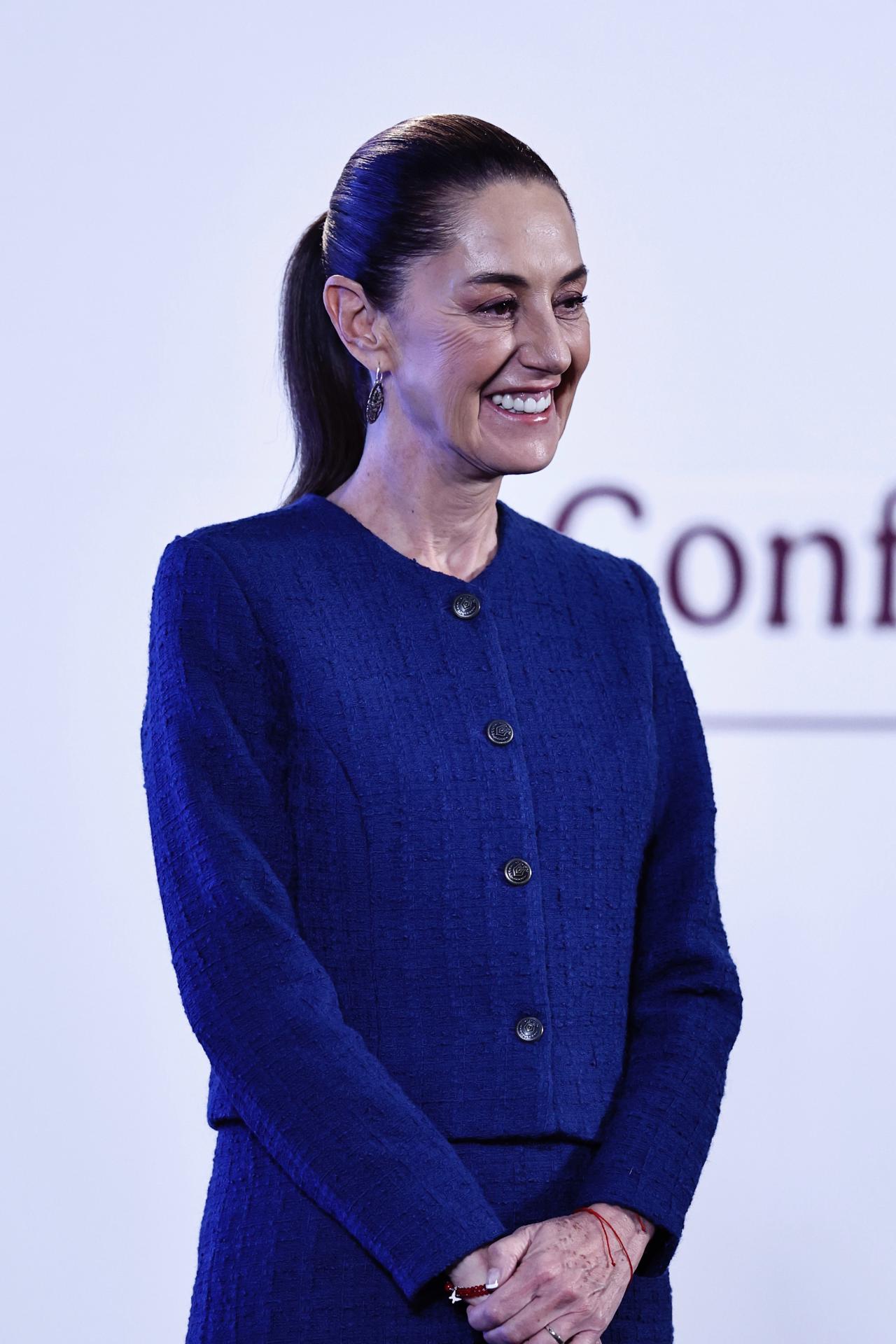 La presidenta de México Claudia Sheinbaum, habla este jueves durante una rueda de prensa matutina en Palacio Nacional de la Ciudad de México (México). EFE/Sáshenka Gutiérrez
