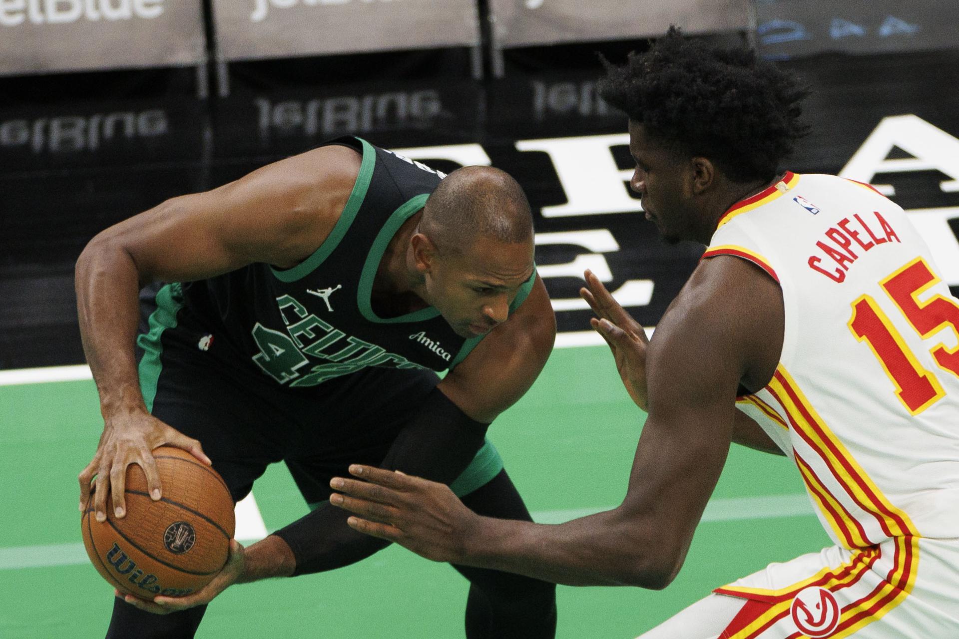 El pívot de los Boston Celtics, Al Horford (I), mantiene el balón alejado del pívot de los Atlanta Hawks, Clint Capela (D), durante la segunda mitad del partido del Torneo In-Season de la NBA. EFE/EPA/CJ GUNTHER
