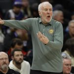 Fotografía de archivo del entrenador Gregg Popovich, de 75 años, quien sufrió un "leve derrame cerebral" el pasado 2 de noviembre, según anunció este miércoles su club, San Antonio  Spurs. EFE/EPA/JOHN G. MABANGLO SHUTTERSTOCK OUT