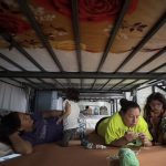 Migrantes descansan en el albergue El Buen Samaritano este miércoles, en Ciudad Juárez (México). EFE/ Luis Torres