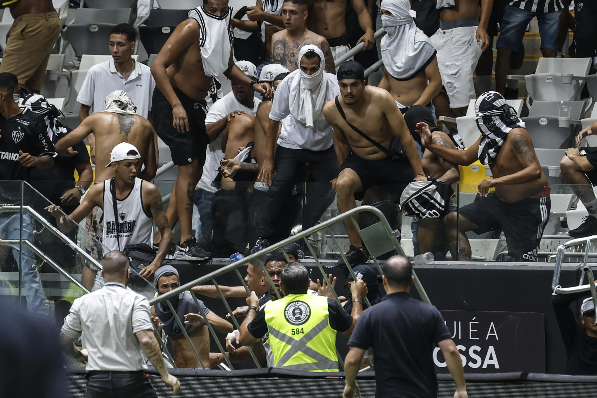 Fanáticos de Atlético Mineiro, frustrados con la pérdida del título de la Copa do Brasil ante Flamengo, pelean con miembros de la fuerza de seguridad en su intento de entrar en la cancha del estadio Arena MRV, de Belo Horizonte. EFE/ Antonio Lacerda
