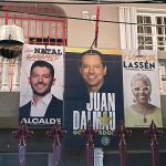 Fotografía del 22 de octubre de 2024 de carteles electorales de los candidatos de la Alianza del Partido Independentista Puertorriqueño con el Movimiento Victoria Ciudadana, a la gobernación, Juan Dalmau (c); a alcalde de San Juan, Manuel Natal (i), y a comisionada residente, Ana Irma Rivera Lassén , colgados en la fachada de una casa en San Juan (Puerto Rico). EFE/ Marina Villén