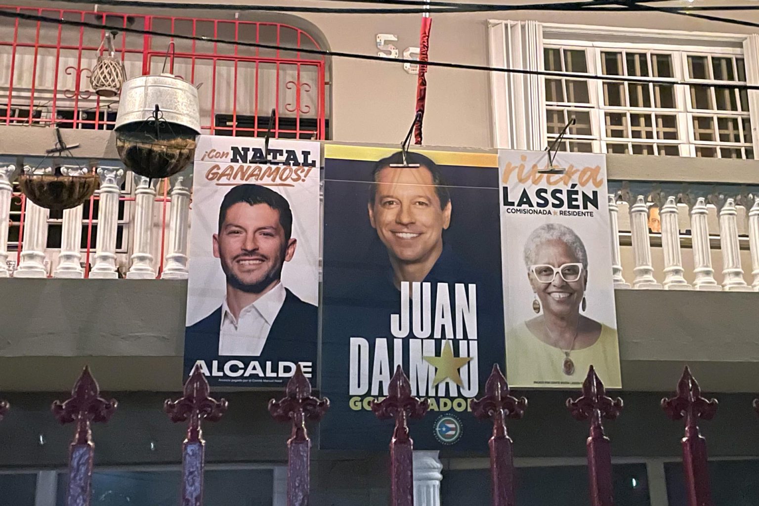 Fotografía del 22 de octubre de 2024 de carteles electorales de los candidatos de la Alianza del Partido Independentista Puertorriqueño con el Movimiento Victoria Ciudadana, a la gobernación, Juan Dalmau (c); a alcalde de San Juan, Manuel Natal (i), y a comisionada residente, Ana Irma Rivera Lassén , colgados en la fachada de una casa en San Juan (Puerto Rico). EFE/ Marina Villén