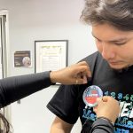 Fotografía del 2 de octubre de 2024 de Carolina Morán colocando a su hijo Angel Gallegos, un botón conmemorativo de 'He votado' en Los Ángeles, California (Estados Unidos). EFE/ Ana Milena Varón