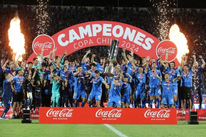 Jugadores de Universidad de Chile celebran este miércoles en Santiago la conquista de la Copa de Chile tras imponerse a Ñublense por 1-0. EFE/ Jorge Díaz