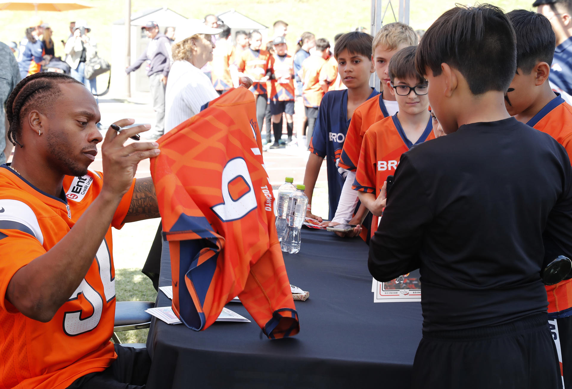 El ex jugador de los Denver Broncos de la NFL, Brandon Marshall, firma autógrafos este domingo en una práctica del 'Flag Tochito' en Ciudad de México (México). EFE/ Mario Guzmán
