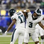 El 'linebacker' de los Philadelphia Eagles, Nakobe Dean (i), es saludado este domingo por su compañero Nolan Smith Jr. (d), después de derribar al mariscal de campo de los Los Angeles Rams, Matthew Stafford, durante el partido que ganaron en Inglewood (California). EFE/EPA/CAROLINE BREHMAN