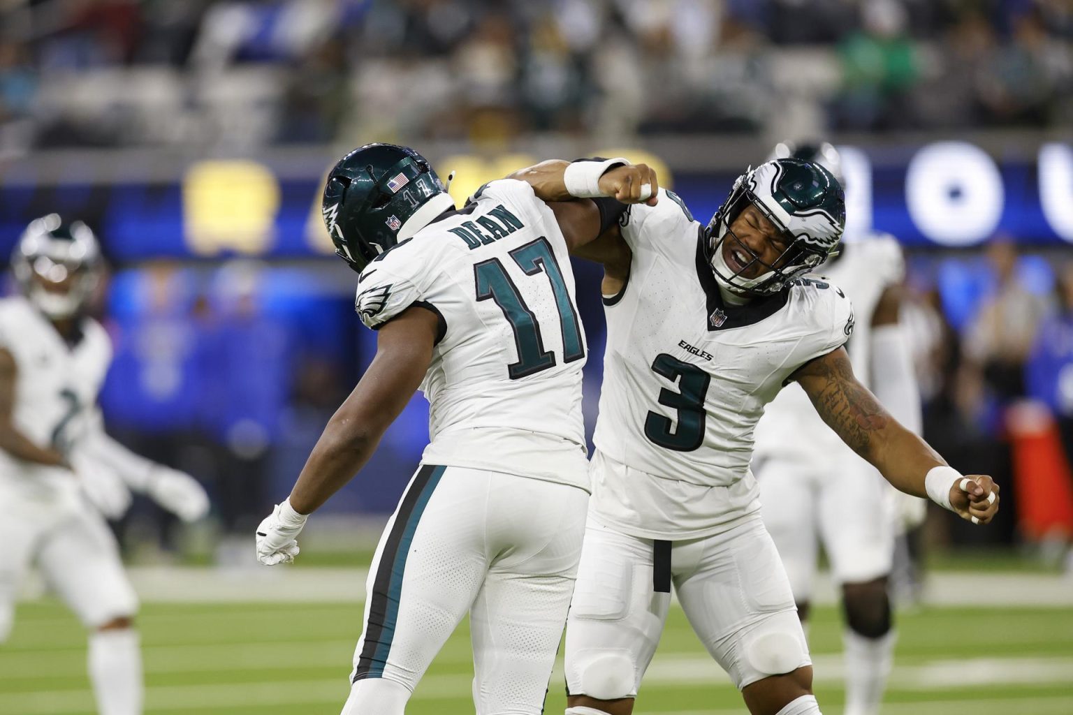 El 'linebacker' de los Philadelphia Eagles, Nakobe Dean (i), es saludado este domingo por su compañero Nolan Smith Jr. (d), después de derribar al mariscal de campo de los Los Angeles Rams, Matthew Stafford, durante el partido que ganaron en Inglewood (California). EFE/EPA/CAROLINE BREHMAN