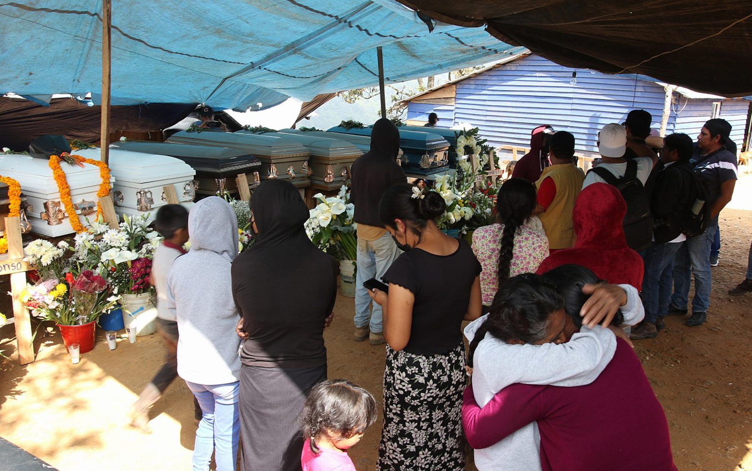 Familiares y amigos de las 11 víctimas encontradas en un vehículo la noche del pasado miércoles, realizan un funeral colectivo este sábado en la comunidad de Chautipan, municipio de Chilpancingo en el estado de Guerrero (sur de México). EFE/José Luis de la Cruz