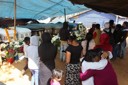 Familiares y amigos de las 11 víctimas encontradas en un vehículo la noche del pasado miércoles, realizan un funeral colectivo este sábado en la comunidad de Chautipan, municipio de Chilpancingo en el estado de Guerrero (sur de México). EFE/José Luis de la Cruz