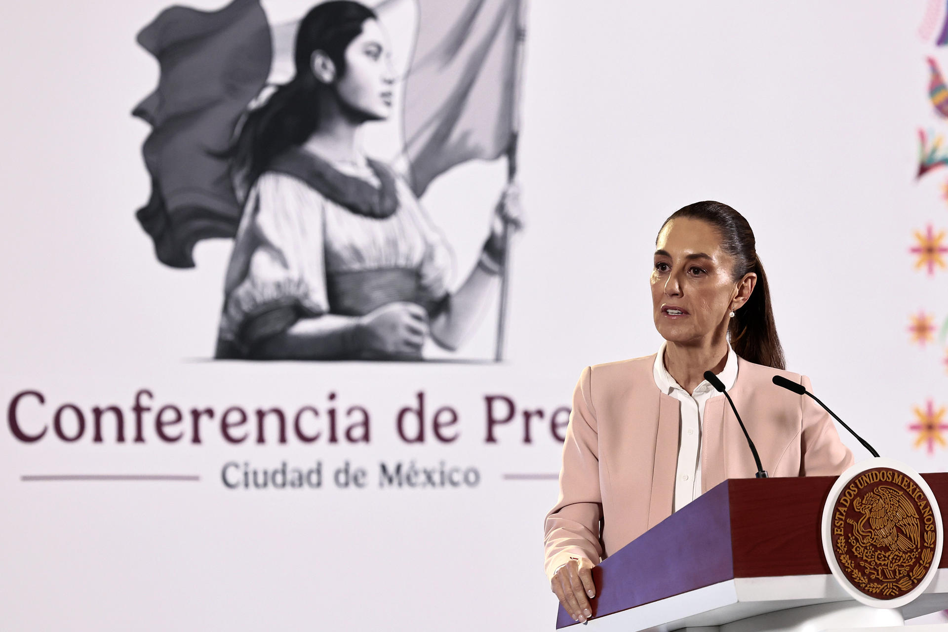 La presidenta de México Claudia Sheinbaum, participa este jueves durante una rueda de prensa en Palacio Nacional de la Ciudad de México (México). EFE/José Méndez
