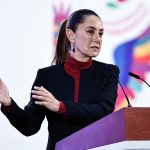 La presidenta de México, Claudia Sheinbaum, habla durante su conferencia de prensa matutina este lunes, en el Palacio Nacional en la Ciudad de México (México). EFE/ Sáshenka Gutiérrez