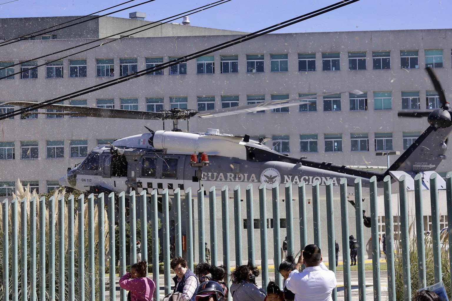 Fotografía del helicóptero en el que trasladan al narcotraficante Rafael 'Caro' Quintero al penal del Altiplano, luego de ser atendido este lunes en un hospital de la ciudad de Toluca (México). EFE/ Felipe Gutiérrez