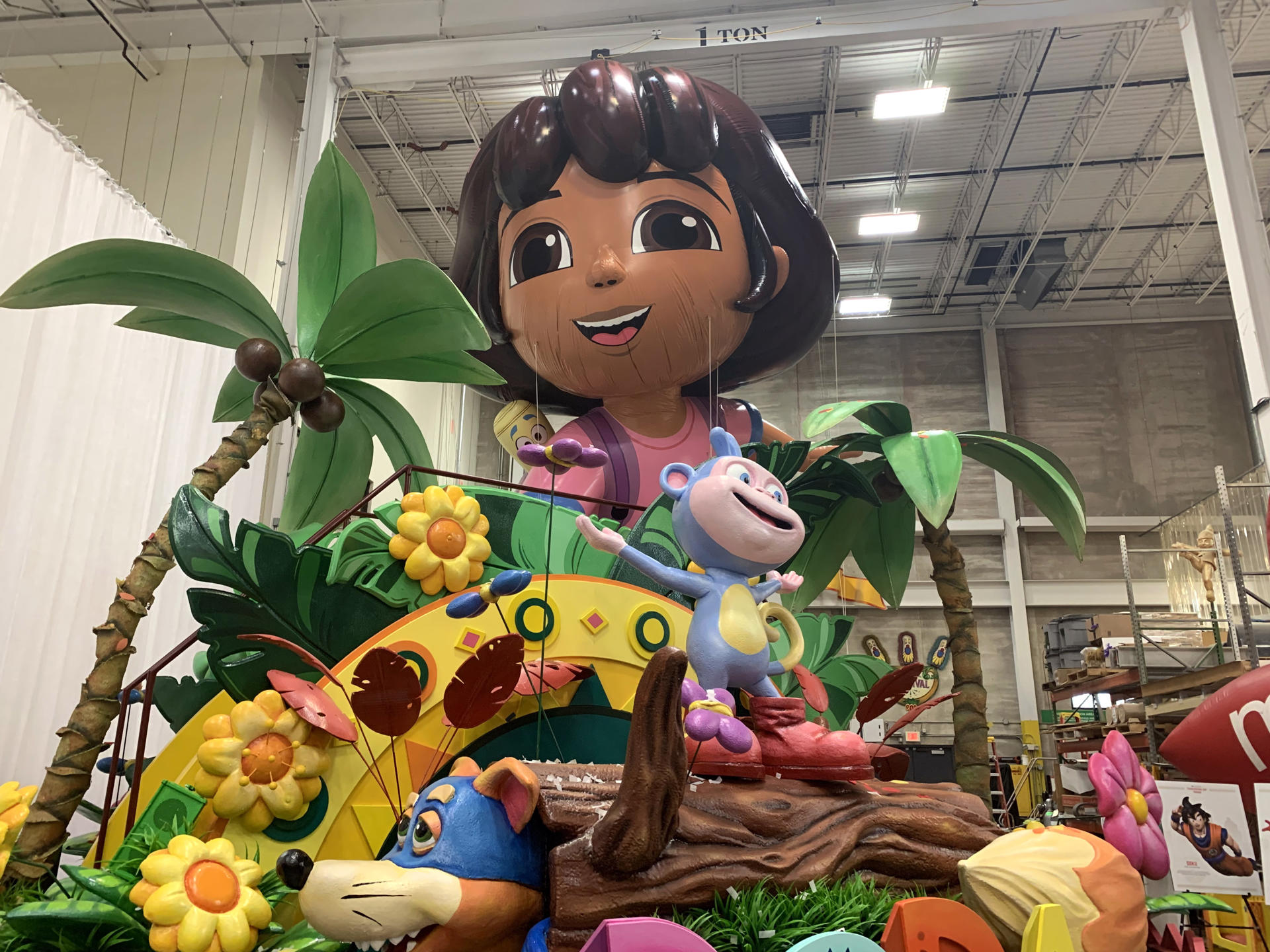 Fotografía de una carroza con la imagen de Dora la exploradora que formará parte del Desfile de Acción de Gracias de Nueva York, durante la presentación de las nuevas carrozas y globos en Macy’s Studios en Nueva Jersey (Estados Unidos). EFE/ Sarah Yáñez-Richards
