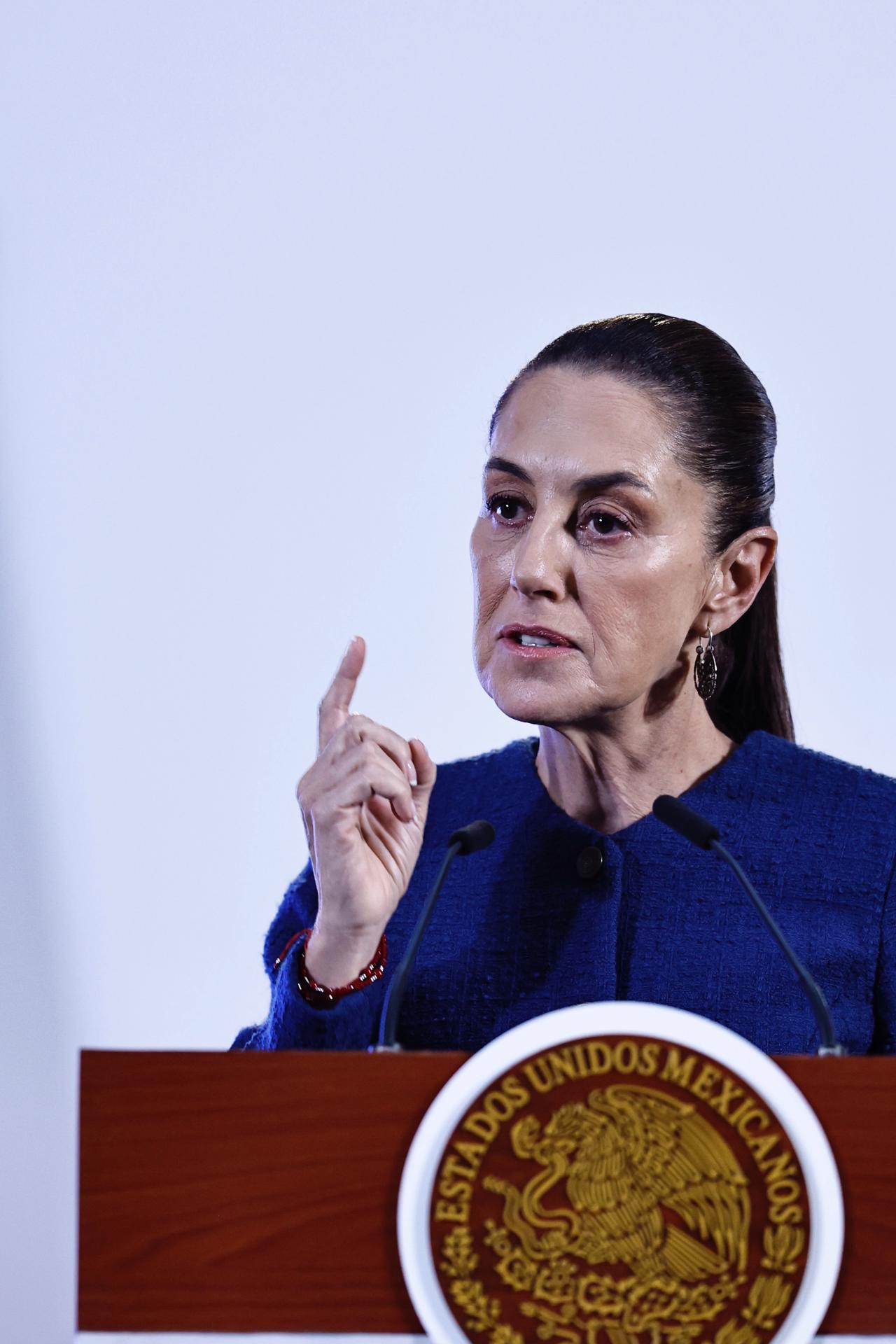 La presidenta de México Claudia Sheinbaum, habla este jueves durante una rueda de prensa matutina en Palacio Nacional de la Ciudad de México (México). EFE/Sáshenka Gutiérrez
