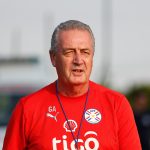 El seleccionador de Paraguay, Gustavo Alfaro, durante un entrenamiento en el Centro de Alto Rendimiento (Carde) en Ypané (Paraguay). EFE/ Juan Pablo Pino