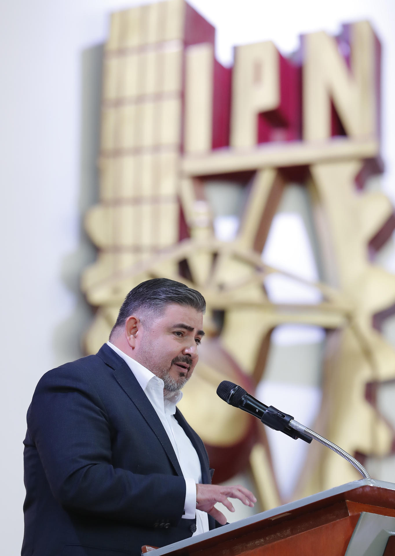 El director general del Centro de Competitividad de México (CCMX) del Consejo Mexicano de Negocios, Juan Carlos Ostolaza, participa este martes en una rueda de prensa en el Instituto Politécnico Nacional (IPN), en la Ciudad de México (México). EFE/Mario Guzmán
