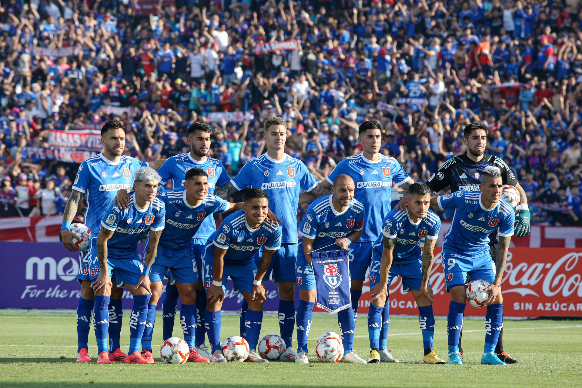 Jugadores de Universidad de Chile posan este miércoles antes del partido que ganaron por 1-0 a Ñublense y que les garantizó el título de la Copa de Chile en el estadio Nacional de Santiago EFE/ Jorge Díaz
