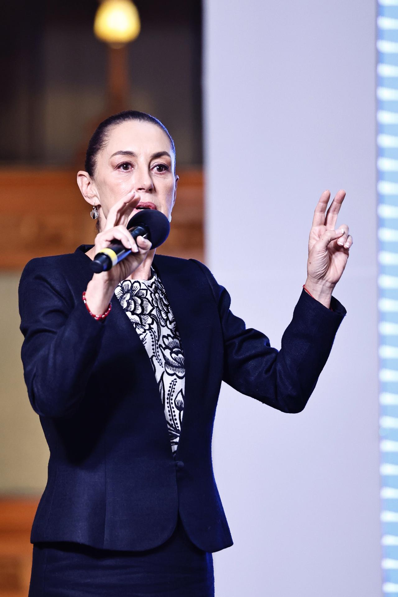 La presidenta de México Claudia Sheinbaum, habla este martes durante una rueda de prensa en Palacio Nacional de la Ciudad de México (México). EFE/Sáshenka Gutiérrez
