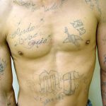 Imagen de archivo de un integrante de la pandilla "Mara Salvatrucha 13" (MS-13) que fue detenido en Nueva York. EFE