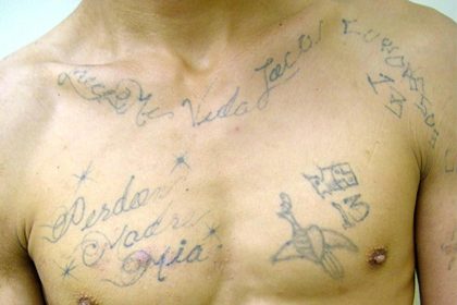 Imagen de archivo de un integrante de la pandilla "Mara Salvatrucha 13" (MS-13) que fue detenido en Nueva York. EFE