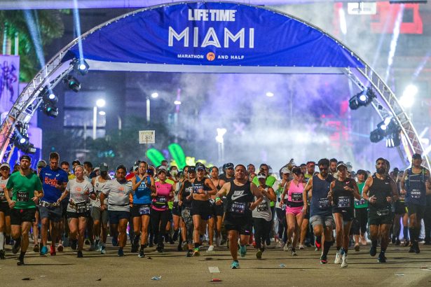 Fotografía de archivo del 6 de febrero de 2022 de corredores durante la salida del Maratón y Medio Maratón Life Time de Miami, Florida (EE.UU.). EFE/ Giorgio Viera ARCHIVO