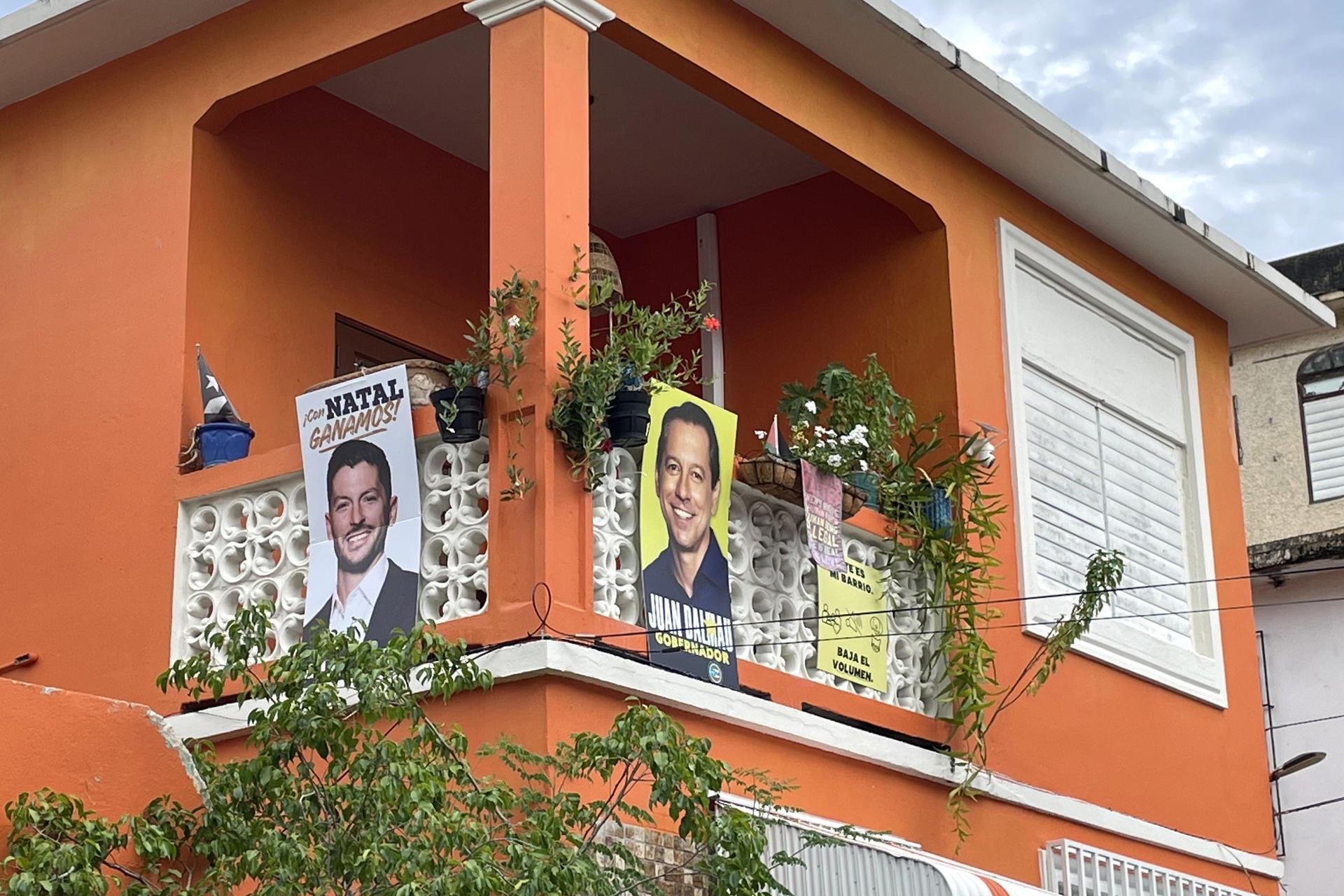 Fotografía del 22 de octubre de 2024 de carteles electorales de los candidatos de la Alianza del Partido Independentista Puertorriqueño con el Movimiento Victoria Ciudadana, a la gobernación, Juan Dalmau (d), y a alcalde de San Juan, Manuel Natal, en la fachada de una casa en San Juan (Puerto Rico). EFE/ Marina Villén
