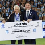 El presidente de la Conmebol, Alejandro Domínguez (d), entrega el premio al presidente de Racing, Víctor Blanco, al ganar la Copa Sudamericana 2024. EFE/ Mauricio Dueñas Castañeda