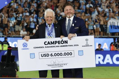 El presidente de la Conmebol, Alejandro Domínguez (d), entrega el premio al presidente de Racing, Víctor Blanco, al ganar la Copa Sudamericana 2024. EFE/ Mauricio Dueñas Castañeda