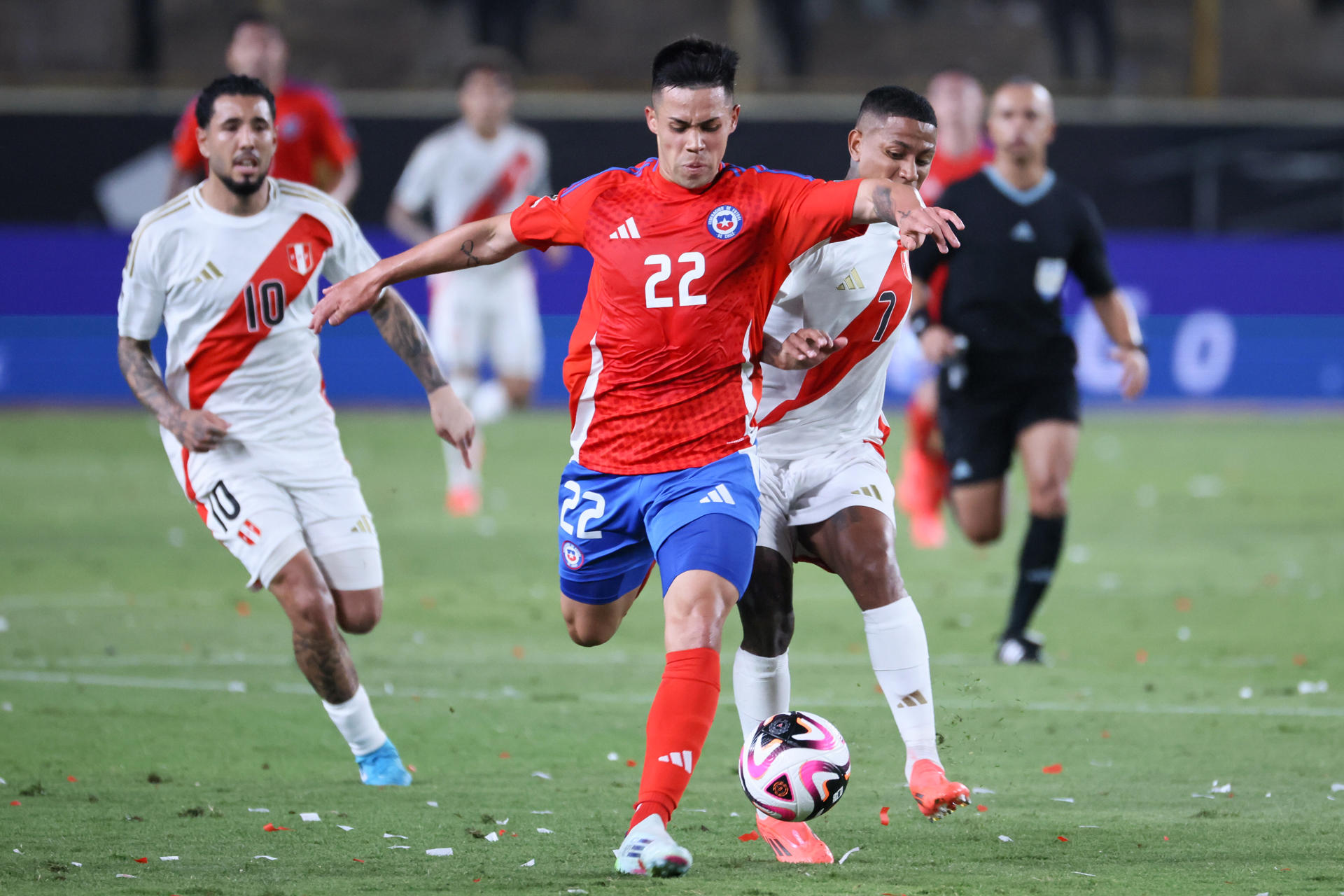 Sergio Peña Flores (i) y Andy Polo de Perú disputan un balón con Alexander Aravena de Chile durante un partido de las eliminatorias sudamericanas al Mundial de Fútbol 2026. EFE/ Germán Falcón
