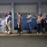 Personas hacen cola para depositar sus votos en un centro de votación en Carolina (Puerto Rico). EFE/Thais Llorca