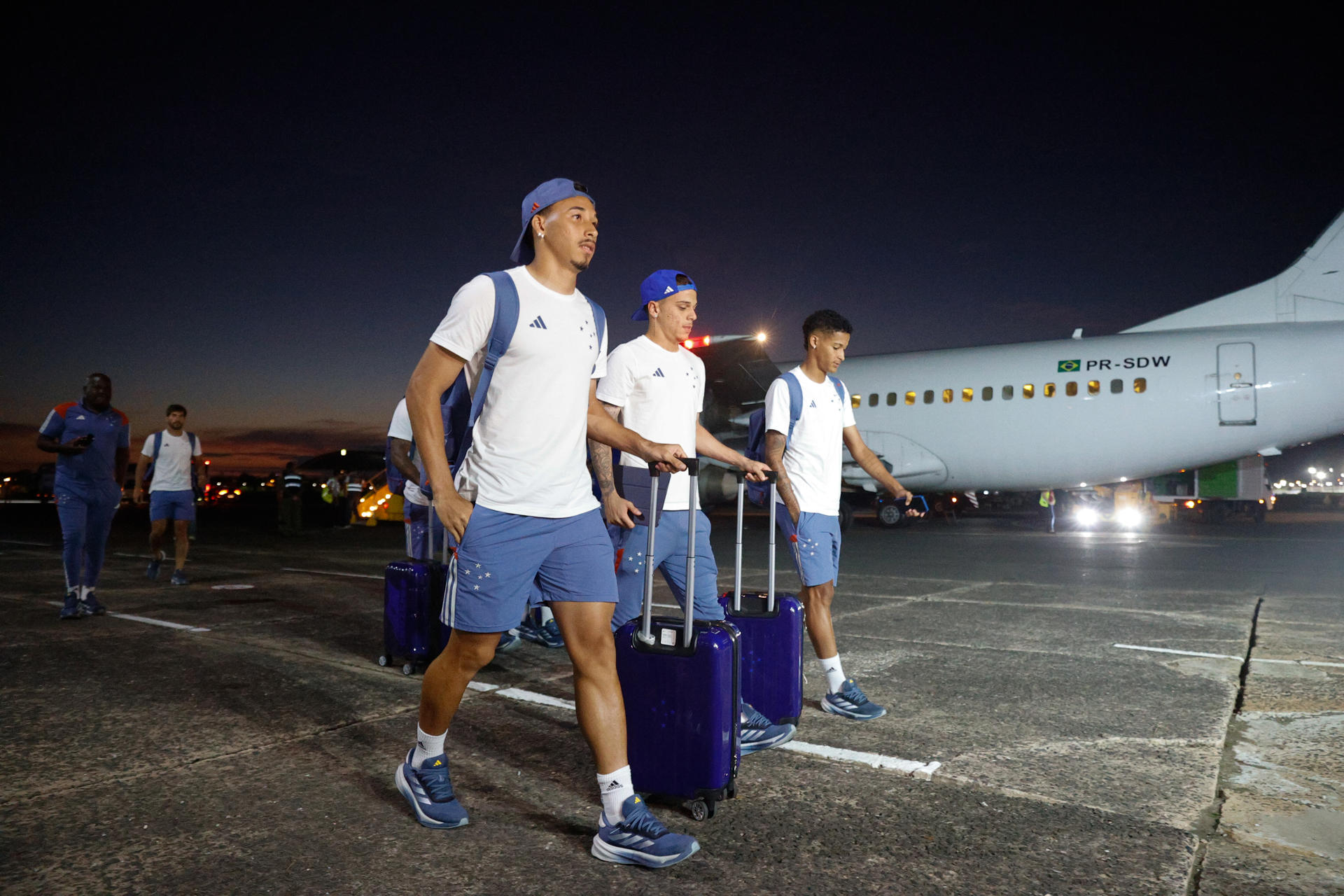 Jugadores del club brasileño Cruzeiro, llegan este miércoles a Paraguay, en cuya capital Asunción, jugarán este sábado la final de la vigésima tercera edición de la Copa Sudamericana contra el Racing Club argentino. EFE/ Juan Pablo Pino.
