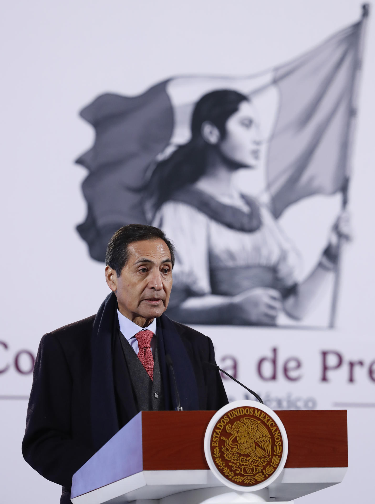 El secretario de Hacienda de México, Rogelio Ramírez de la O, participa este viernes en una rueda de prensa de la presidenta de México, Claudia Sheinbaum, en Palacio Nacional en Ciudad de México (México). EFE/ Mario Guzmán
