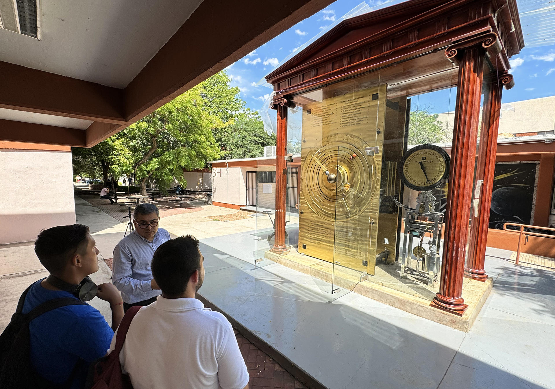 Visitantes observan la recreación del 'mecanismo de Anticitera', el 5 de noviembre de 2024, expuesto en la Universidad de Sonora, en el municipio de Hermosillo en Sonora (México). EFE/ Daniel Sánchez
