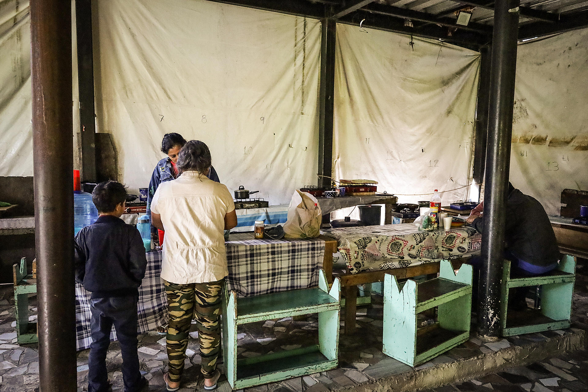 Migrantes preparan alimentos en el albergue 'Ágape Misión Mundial' este domingo, en la ciudad de Tijuana (México). EFE/Joebeth Terríquez
