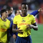 Cristian Borja celebra este jueves el triunfo de América sobre Tijuana en una tanda de penaltis que le ha clasificado a la liguilla final del torneo Apertura mexicano. EFE/ Alejandro Zepeda